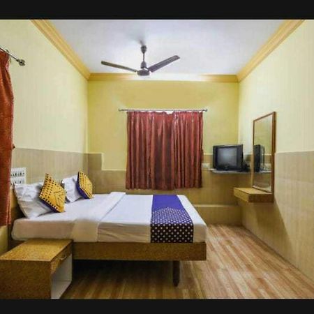 Oyo Hotel Apsara Guest House أحمد أباد المظهر الخارجي الصورة
