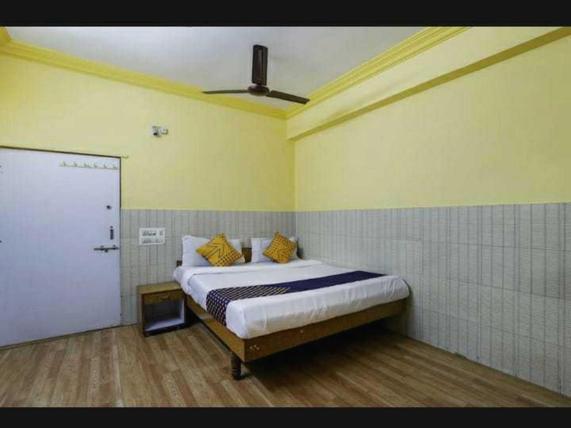 Oyo Hotel Apsara Guest House أحمد أباد المظهر الخارجي الصورة