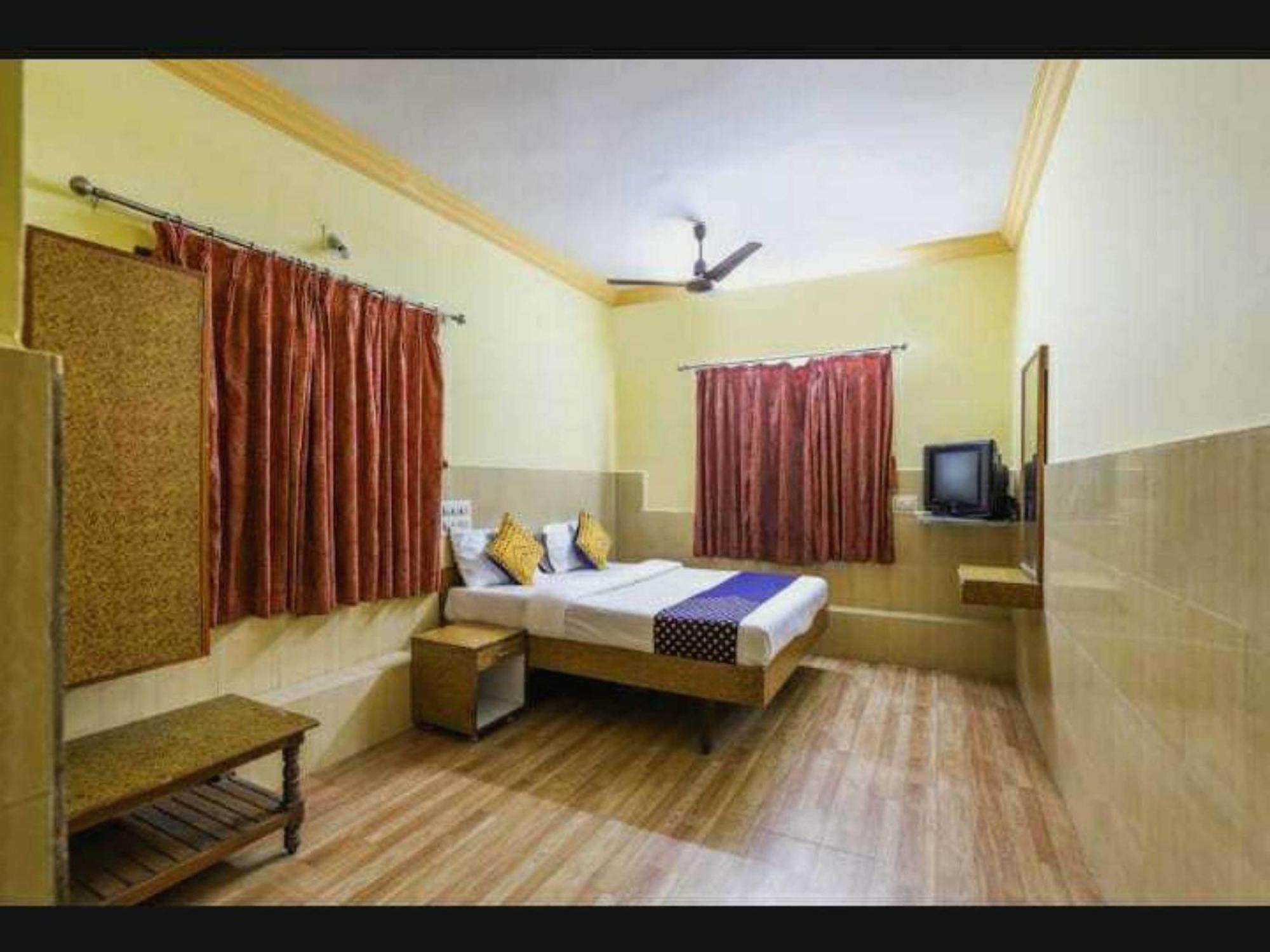 Oyo Hotel Apsara Guest House أحمد أباد المظهر الخارجي الصورة