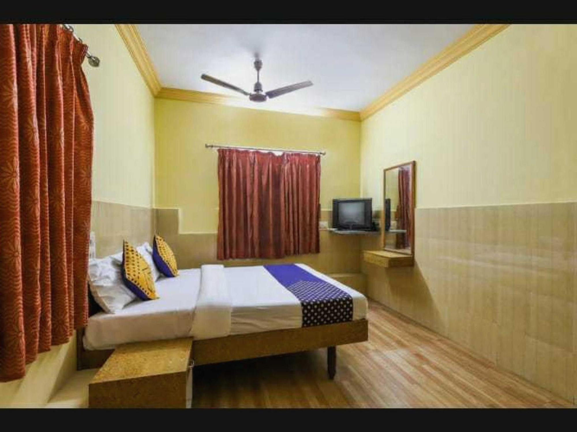 Oyo Hotel Apsara Guest House أحمد أباد المظهر الخارجي الصورة